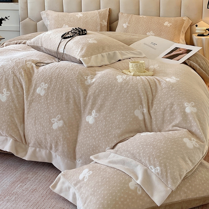 91家纺网 家纺一手货源 找家纺 梧桐树 2025新款宽边雕花高克重牛奶绒四件套系列 R09樱桃-咖