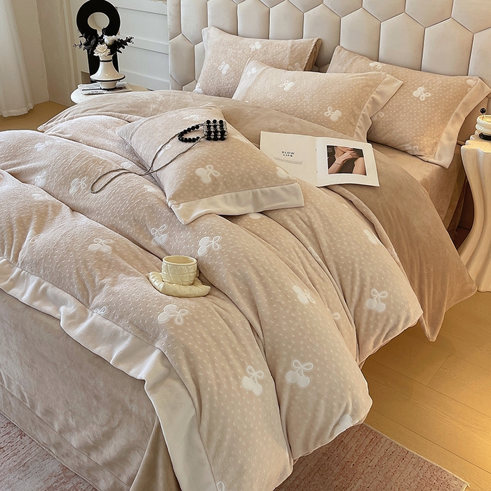 91家纺网 家纺一手货源 找家纺 梧桐树 2025新款宽边雕花高克重牛奶绒四件套系列 R09樱桃-咖