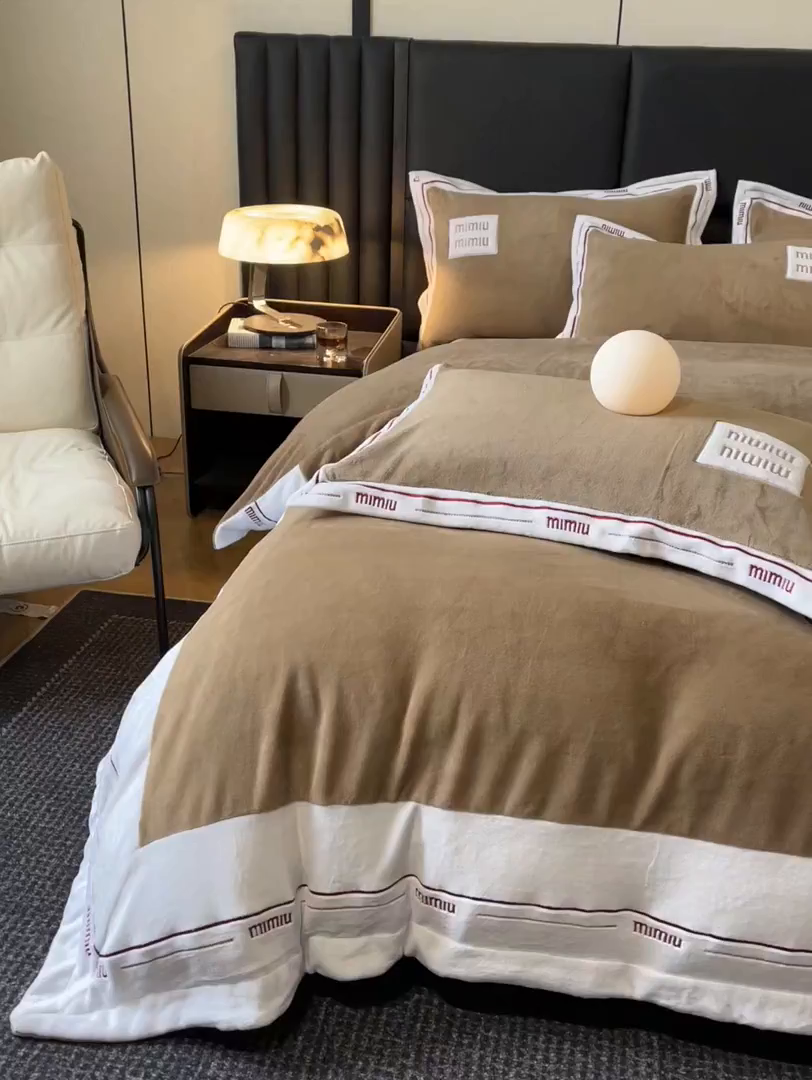 91家纺网 家纺一手货源 找家纺 （总）苹果星家纺 2025新款无印良品风230克全消光牛奶绒大拼角压线刺绣四件套-塔莉