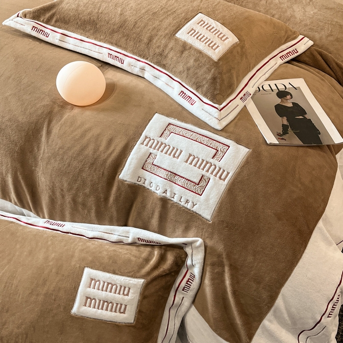 91家纺网 家纺一手货源 找家纺 （总）苹果星家纺 2025新款无印良品风230克全消光牛奶绒大拼角压线刺绣四件套-塔莉