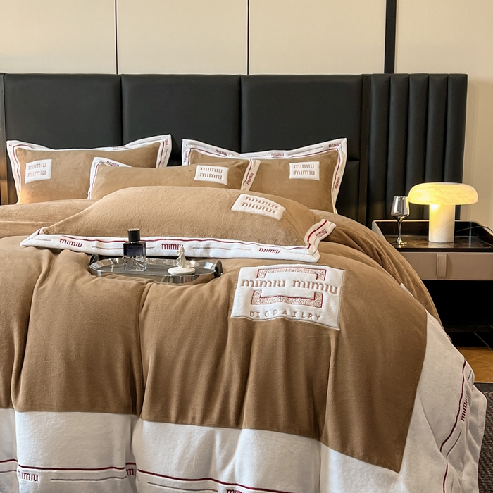 91家纺网 家纺一手货源 找家纺 （总）苹果星家纺 2025新款无印良品风230克全消光牛奶绒大拼角压线刺绣四件套-塔莉