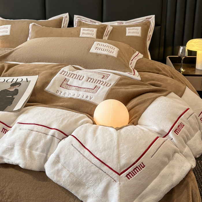 91家纺网 家纺一手货源 找家纺 （总）苹果星家纺 2025新款无印良品风230克全消光牛奶绒大拼角压线刺绣四件套-塔莉