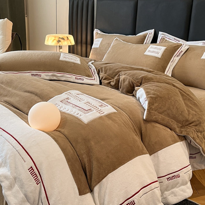 91家纺网 家纺一手货源 找家纺 （总）苹果星家纺 2025新款无印良品风230克全消光牛奶绒大拼角压线刺绣四件套-塔莉