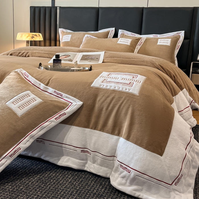 91家纺网 家纺一手货源 找家纺 （总）苹果星家纺 2025新款无印良品风230克全消光牛奶绒大拼角压线刺绣四件套-塔莉