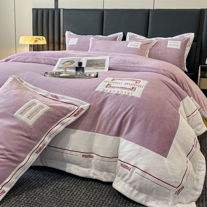 91家纺网 家纺一手货源 找家纺 （总）苹果星家纺 2025新款无印良品风230克全消光牛奶绒大拼角压线刺绣四件套-塔莉