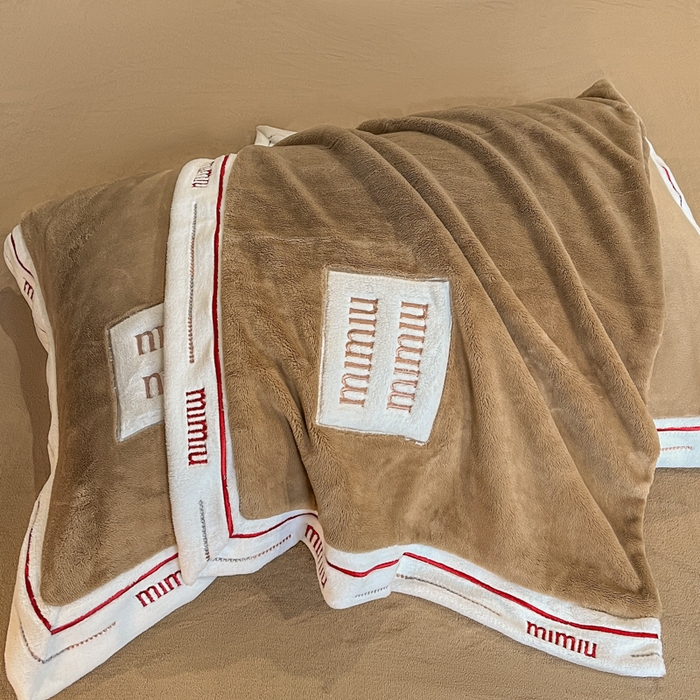 91家纺网 家纺一手货源 找家纺 苹果星家纺 2025新款无印良品风230克全消光牛奶绒大拼角压线刺绣四件套-塔莉 塔莉-棕榈