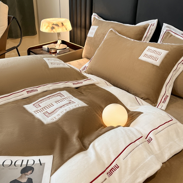 91家纺网 家纺一手货源 找家纺 苹果星家纺 2025新款无印良品风230克全消光牛奶绒大拼角压线刺绣四件套-塔莉 塔莉-棕榈