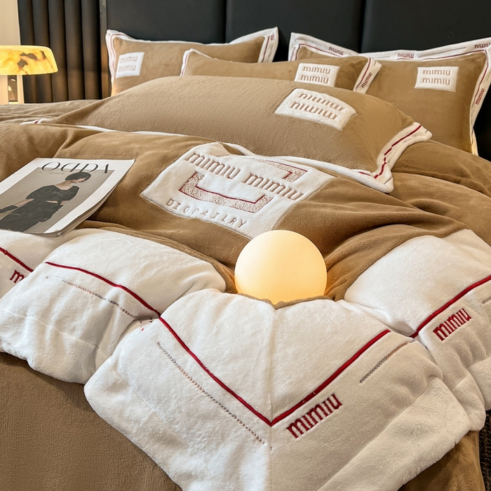 91家纺网 家纺一手货源 找家纺 苹果星家纺 2025新款无印良品风230克全消光牛奶绒大拼角压线刺绣四件套-塔莉 塔莉-棕榈