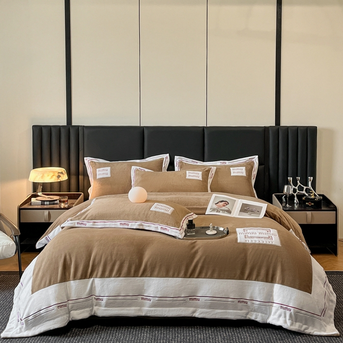 91家纺网 家纺一手货源 找家纺 苹果星家纺 2025新款无印良品风230克全消光牛奶绒大拼角压线刺绣四件套-塔莉 塔莉-棕榈