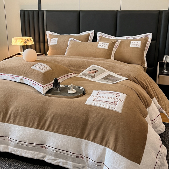 91家纺网 家纺一手货源 找家纺 苹果星家纺 2025新款无印良品风230克全消光牛奶绒大拼角压线刺绣四件套-塔莉 塔莉-棕榈