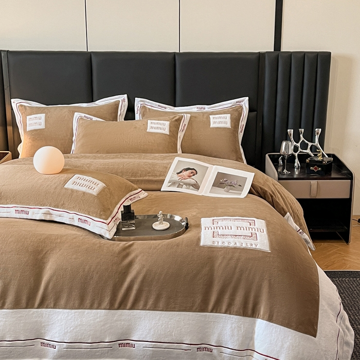 91家纺网 家纺一手货源 找家纺 苹果星家纺 2025新款无印良品风230克全消光牛奶绒大拼角压线刺绣四件套-塔莉 塔莉-棕榈