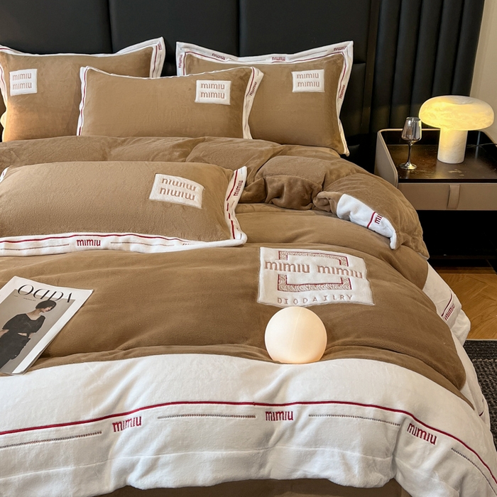 91家纺网 家纺一手货源 找家纺 苹果星家纺 2025新款无印良品风230克全消光牛奶绒大拼角压线刺绣四件套-塔莉 塔莉-棕榈