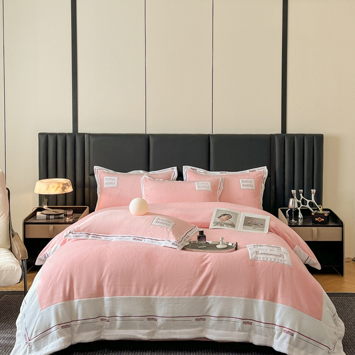 91家纺网 家纺一手货源 找家纺 苹果星家纺 2025新款无印良品风230克全消光牛奶绒大拼角压线刺绣四件套-塔莉 塔莉-粉