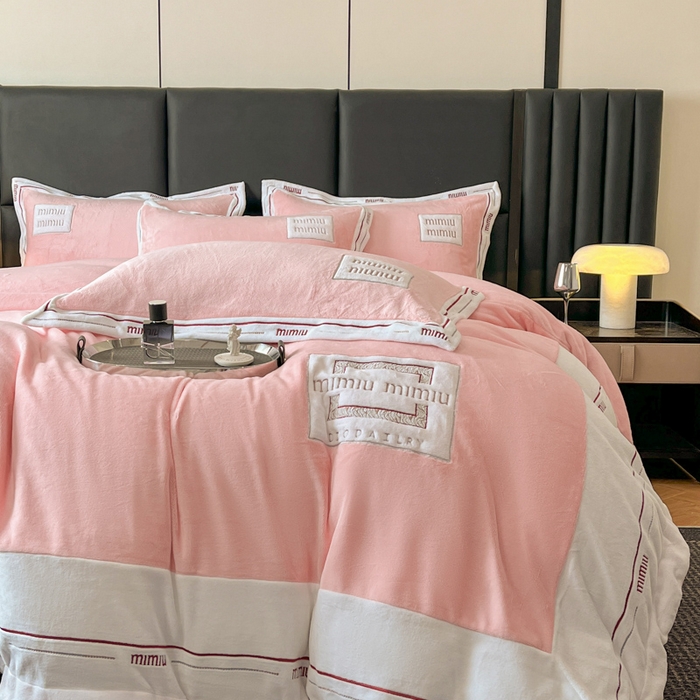 91家纺网 家纺一手货源 找家纺 苹果星家纺 2025新款无印良品风230克全消光牛奶绒大拼角压线刺绣四件套-塔莉 塔莉-粉