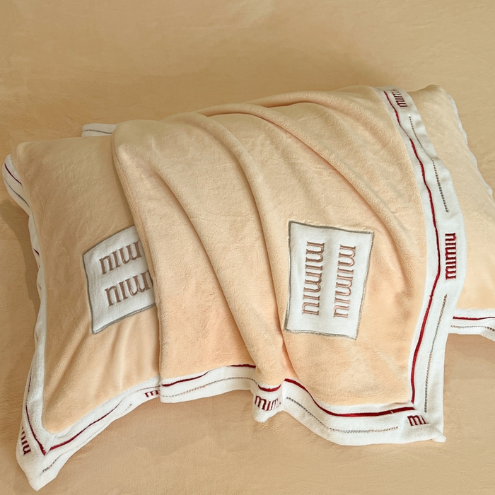 91家纺网 家纺一手货源 找家纺 苹果星家纺 2025新款无印良品风230克全消光牛奶绒大拼角压线刺绣四件套-塔莉 塔莉-黄