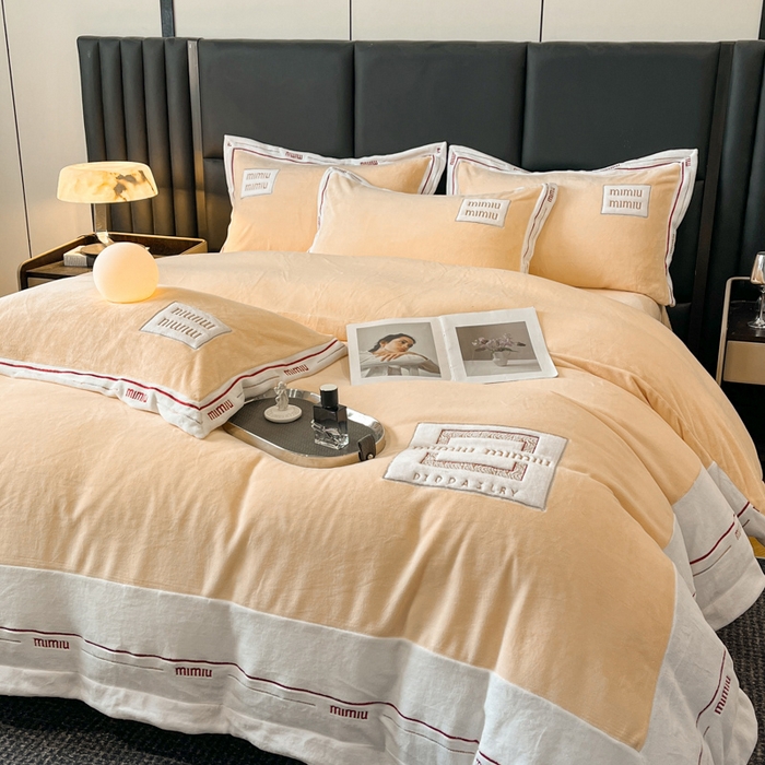 91家纺网 家纺一手货源 找家纺 苹果星家纺 2025新款无印良品风230克全消光牛奶绒大拼角压线刺绣四件套-塔莉 塔莉-黄