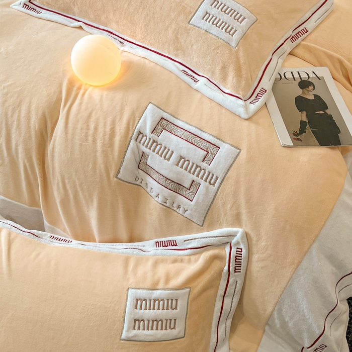 91家纺网 家纺一手货源 找家纺 苹果星家纺 2025新款无印良品风230克全消光牛奶绒大拼角压线刺绣四件套-塔莉 塔莉-黄