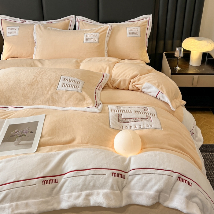 91家纺网 家纺一手货源 找家纺 苹果星家纺 2025新款无印良品风230克全消光牛奶绒大拼角压线刺绣四件套-塔莉 塔莉-黄