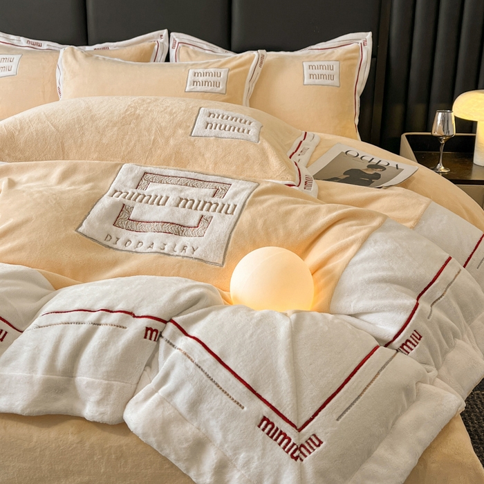 91家纺网 家纺一手货源 找家纺 苹果星家纺 2025新款无印良品风230克全消光牛奶绒大拼角压线刺绣四件套-塔莉 塔莉-黄