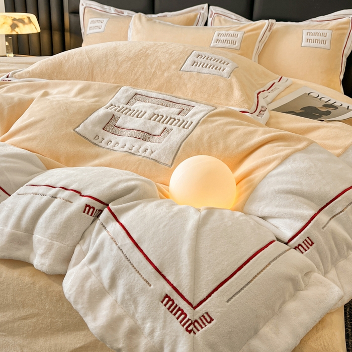 91家纺网 家纺一手货源 找家纺 苹果星家纺 2025新款无印良品风230克全消光牛奶绒大拼角压线刺绣四件套-塔莉 塔莉-黄