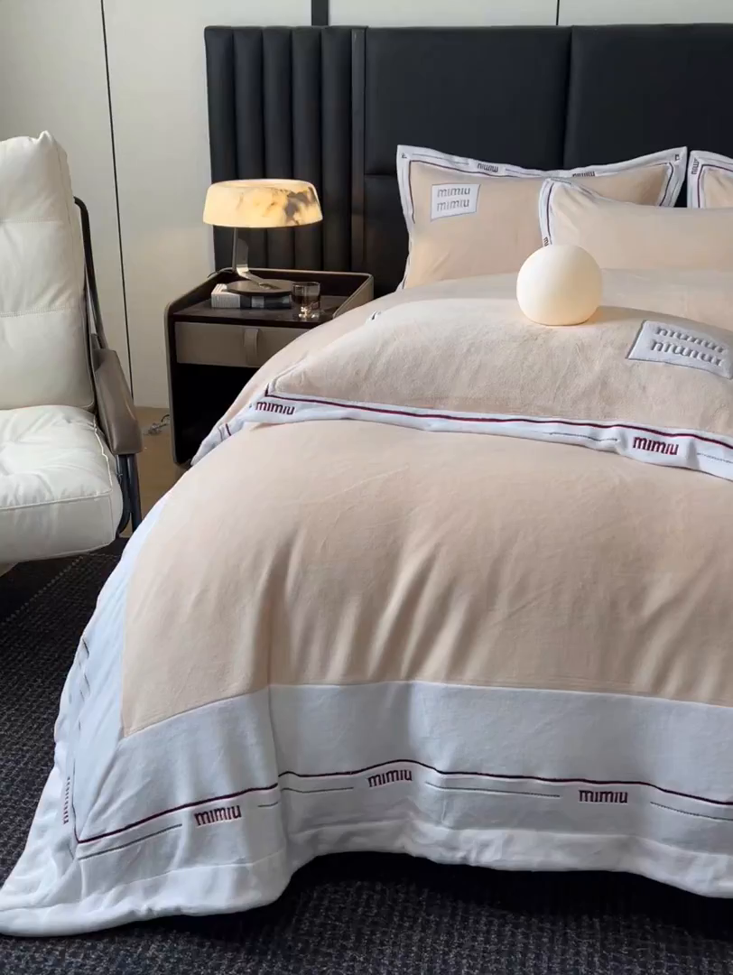 91家纺网 家纺一手货源 找家纺 苹果星家纺 2025新款无印良品风230克全消光牛奶绒大拼角压线刺绣四件套-塔莉 塔莉-黄