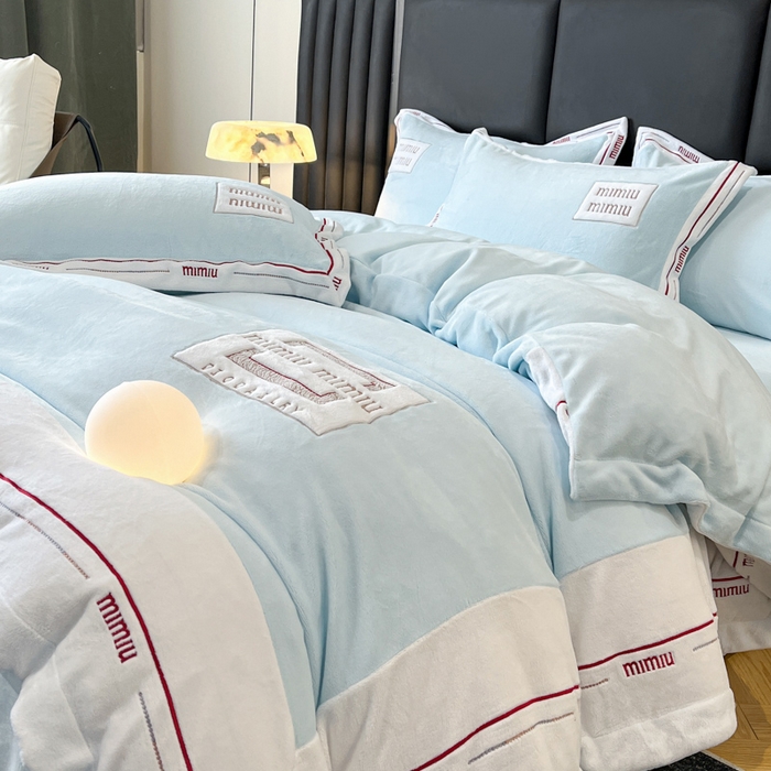 91家纺网 家纺一手货源 找家纺 苹果星家纺 2025新款无印良品风230克全消光牛奶绒大拼角压线刺绣四件套-塔莉 塔莉-轻蓝