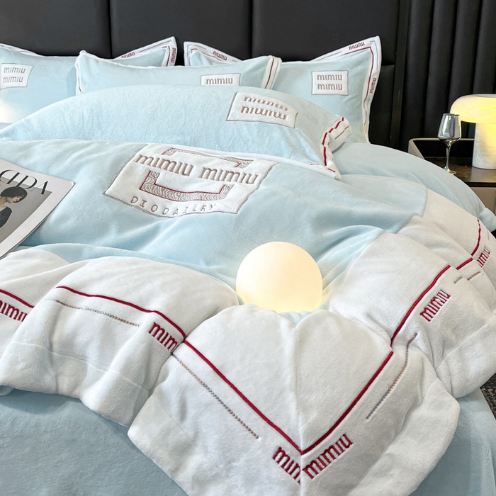 91家纺网 家纺一手货源 找家纺 苹果星家纺 2025新款无印良品风230克全消光牛奶绒大拼角压线刺绣四件套-塔莉 塔莉-轻蓝