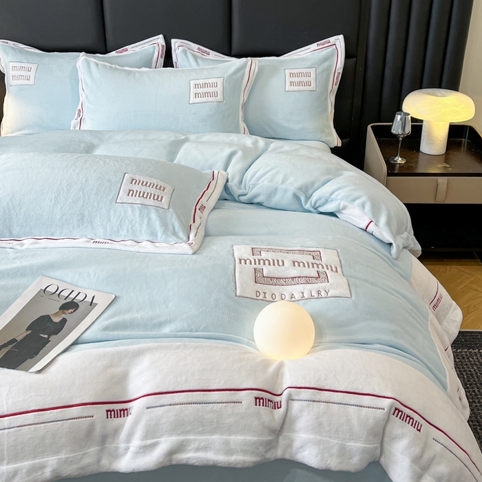 91家纺网 家纺一手货源 找家纺 苹果星家纺 2025新款无印良品风230克全消光牛奶绒大拼角压线刺绣四件套-塔莉 塔莉-轻蓝