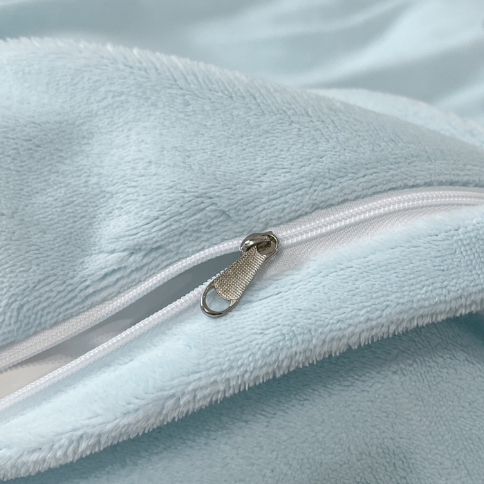 91家纺网 家纺一手货源 找家纺 苹果星家纺 2025新款无印良品风230克全消光牛奶绒大拼角压线刺绣四件套-塔莉 塔莉-轻蓝