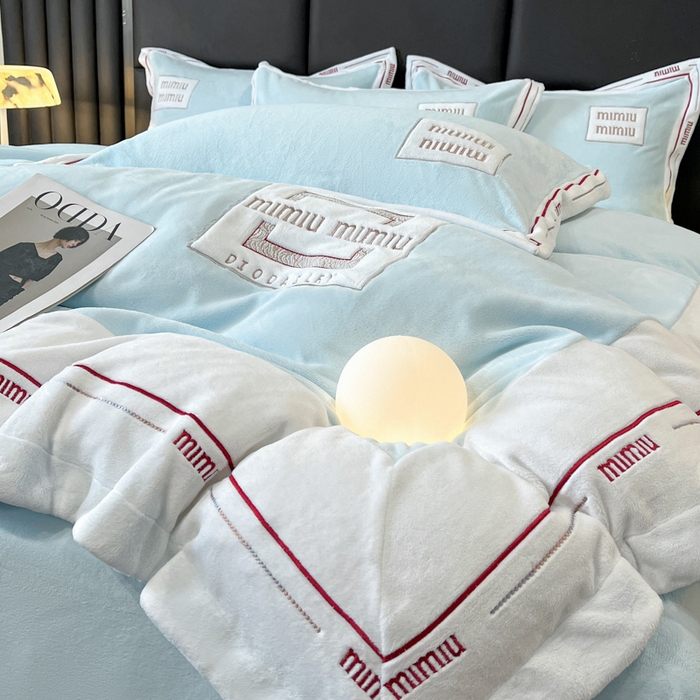 91家纺网 家纺一手货源 找家纺 苹果星家纺 2025新款无印良品风230克全消光牛奶绒大拼角压线刺绣四件套-塔莉 塔莉-轻蓝