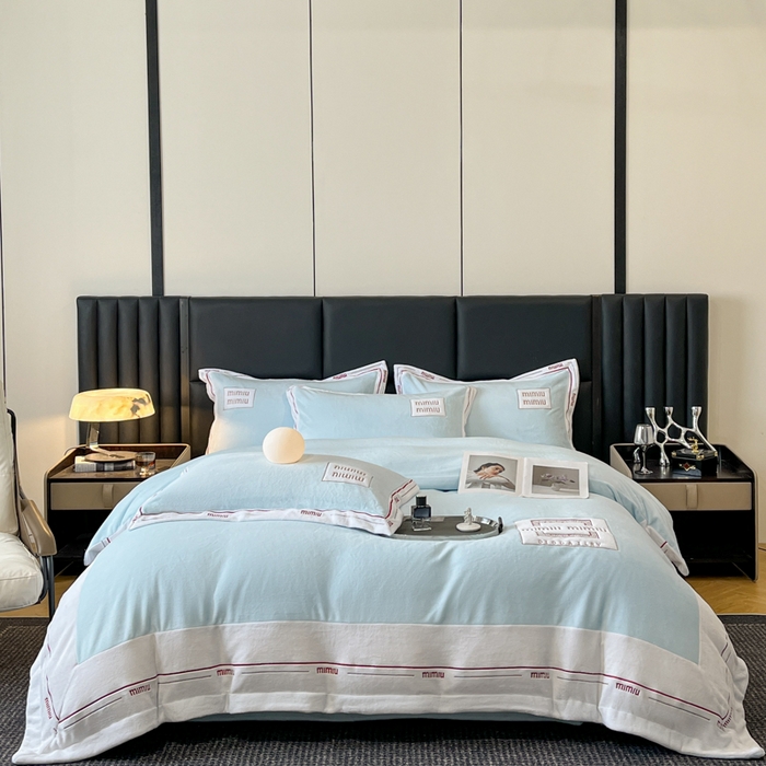 91家纺网 家纺一手货源 找家纺 苹果星家纺 2025新款无印良品风230克全消光牛奶绒大拼角压线刺绣四件套-塔莉 塔莉-轻蓝