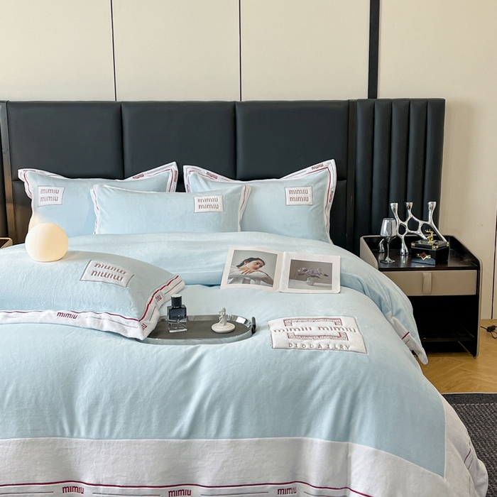 91家纺网 家纺一手货源 找家纺 苹果星家纺 2025新款无印良品风230克全消光牛奶绒大拼角压线刺绣四件套-塔莉 塔莉-轻蓝