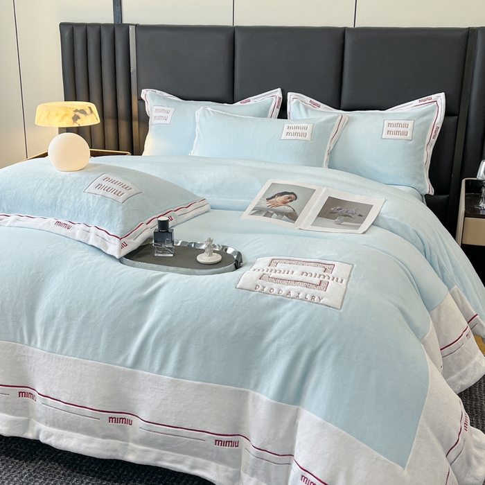 91家纺网 家纺一手货源 找家纺 苹果星家纺 2025新款无印良品风230克全消光牛奶绒大拼角压线刺绣四件套-塔莉 塔莉-轻蓝