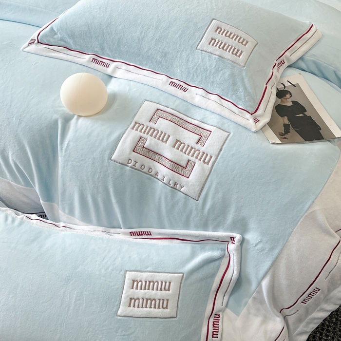 91家纺网 家纺一手货源 找家纺 苹果星家纺 2025新款无印良品风230克全消光牛奶绒大拼角压线刺绣四件套-塔莉 塔莉-轻蓝