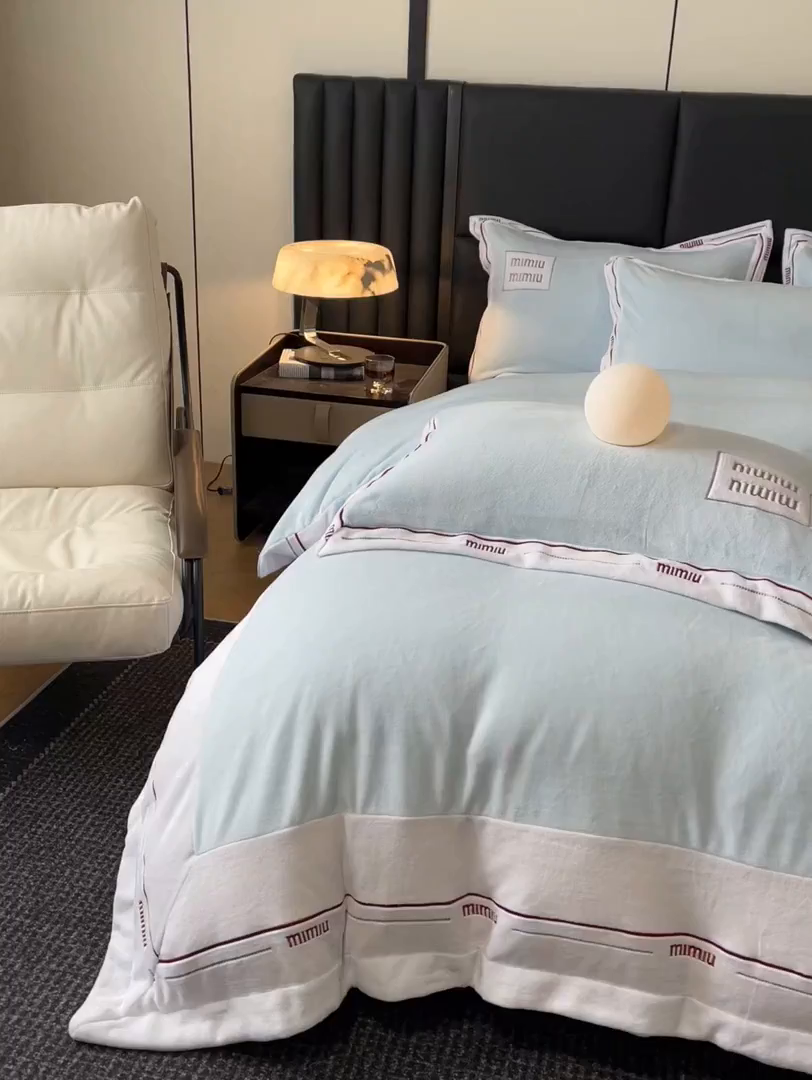 91家纺网 家纺一手货源 找家纺 苹果星家纺 2025新款无印良品风230克全消光牛奶绒大拼角压线刺绣四件套-塔莉 塔莉-轻蓝