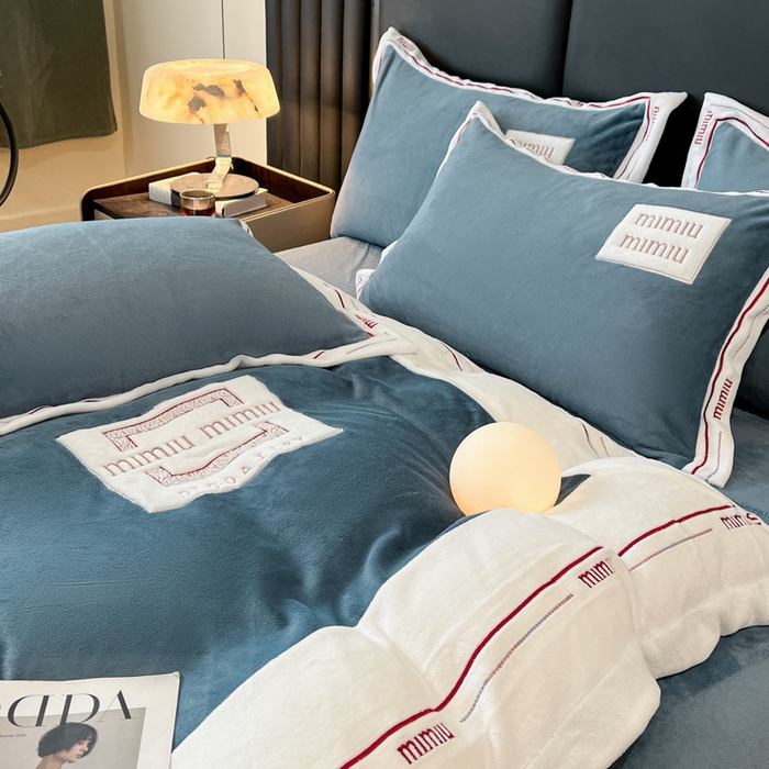 91家纺网 家纺一手货源 找家纺 苹果星家纺 2025新款无印良品风230克全消光牛奶绒大拼角压线刺绣四件套-塔莉 塔莉-深蓝
