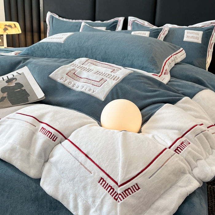 91家纺网 家纺一手货源 找家纺 苹果星家纺 2025新款无印良品风230克全消光牛奶绒大拼角压线刺绣四件套-塔莉 塔莉-深蓝