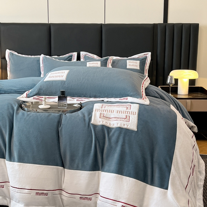 91家纺网 家纺一手货源 找家纺 苹果星家纺 2025新款无印良品风230克全消光牛奶绒大拼角压线刺绣四件套-塔莉 塔莉-深蓝