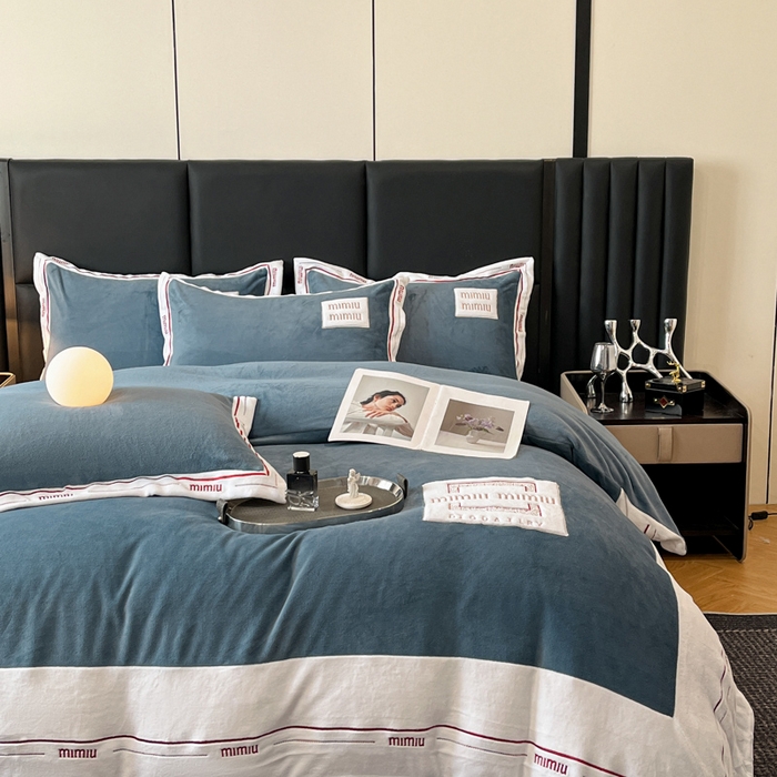 91家纺网 家纺一手货源 找家纺 苹果星家纺 2025新款无印良品风230克全消光牛奶绒大拼角压线刺绣四件套-塔莉 塔莉-深蓝