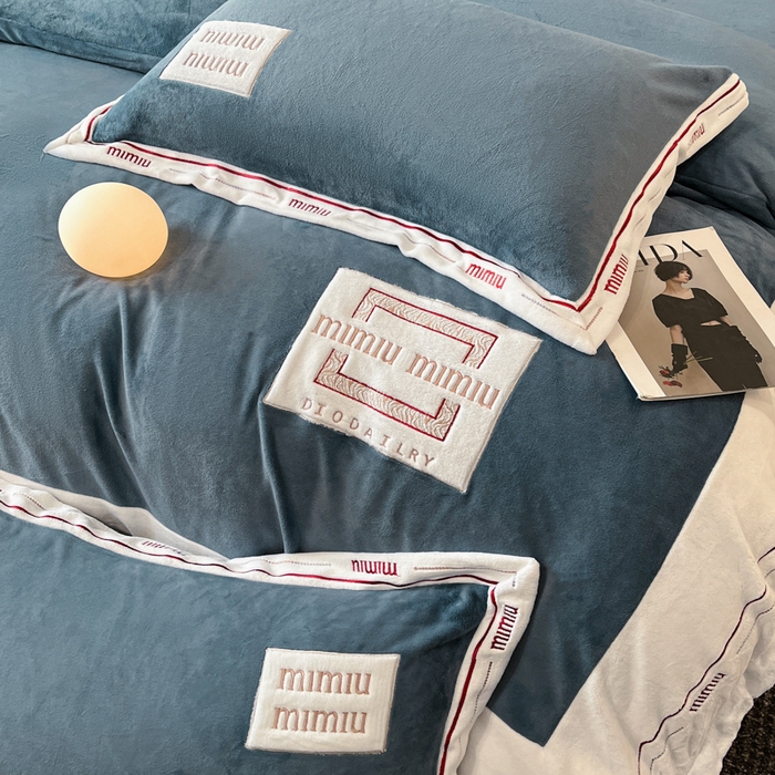 91家纺网 家纺一手货源 找家纺 苹果星家纺 2025新款无印良品风230克全消光牛奶绒大拼角压线刺绣四件套-塔莉 塔莉-深蓝