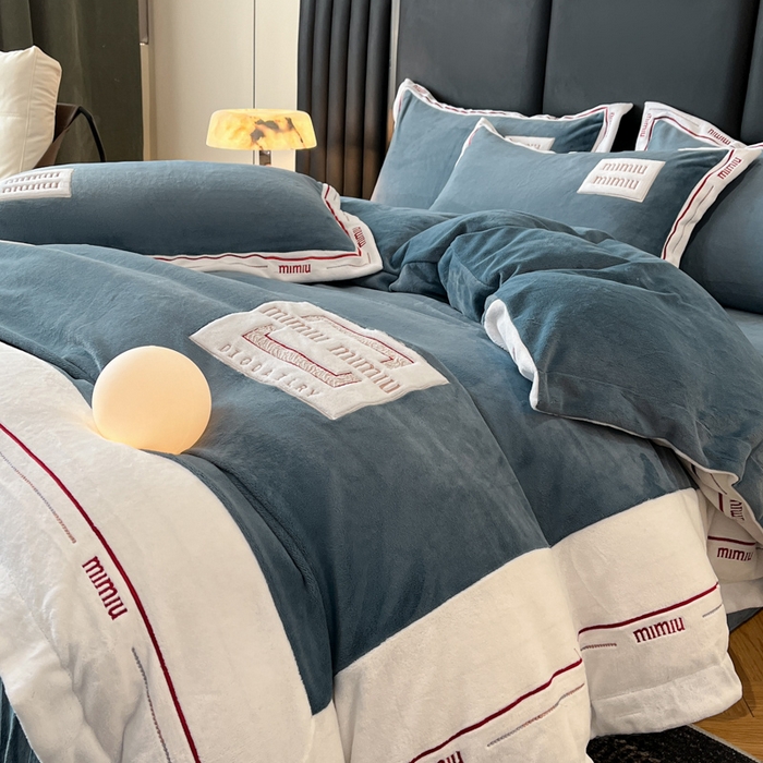 91家纺网 家纺一手货源 找家纺 苹果星家纺 2025新款无印良品风230克全消光牛奶绒大拼角压线刺绣四件套-塔莉 塔莉-深蓝