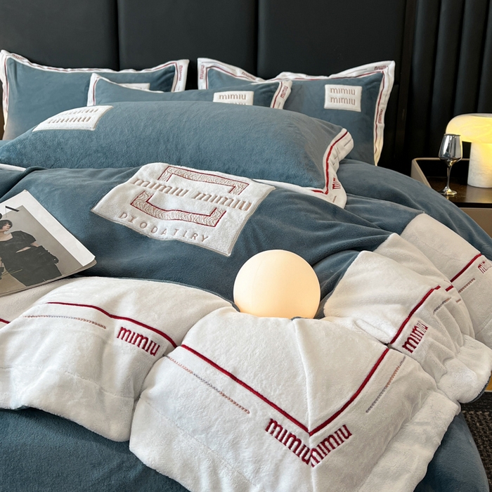 91家纺网 家纺一手货源 找家纺 苹果星家纺 2025新款无印良品风230克全消光牛奶绒大拼角压线刺绣四件套-塔莉 塔莉-深蓝