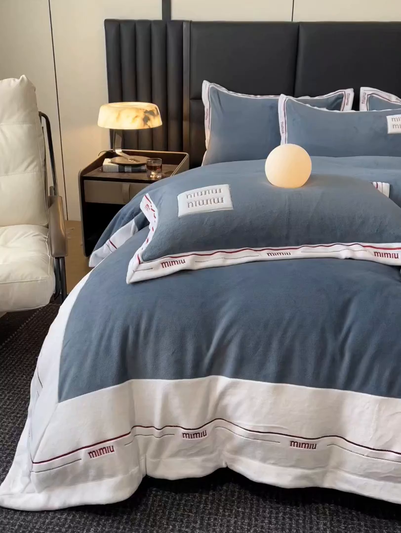 91家纺网 家纺一手货源 找家纺 苹果星家纺 2025新款无印良品风230克全消光牛奶绒大拼角压线刺绣四件套-塔莉 塔莉-深蓝