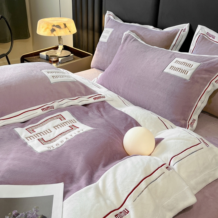91家纺网 家纺一手货源 找家纺 苹果星家纺 2025新款无印良品风230克全消光牛奶绒大拼角压线刺绣四件套-塔莉 塔莉-紫