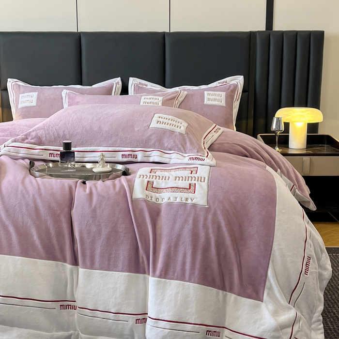 91家纺网 家纺一手货源 找家纺 苹果星家纺 2025新款无印良品风230克全消光牛奶绒大拼角压线刺绣四件套-塔莉 塔莉-紫