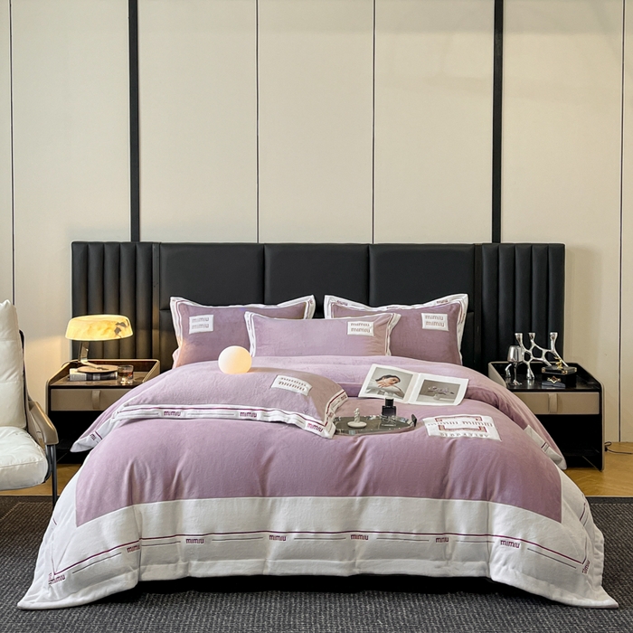 91家纺网 家纺一手货源 找家纺 苹果星家纺 2025新款无印良品风230克全消光牛奶绒大拼角压线刺绣四件套-塔莉 塔莉-紫