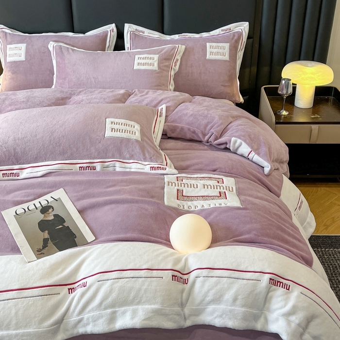 91家纺网 家纺一手货源 找家纺 苹果星家纺 2025新款无印良品风230克全消光牛奶绒大拼角压线刺绣四件套-塔莉 塔莉-紫