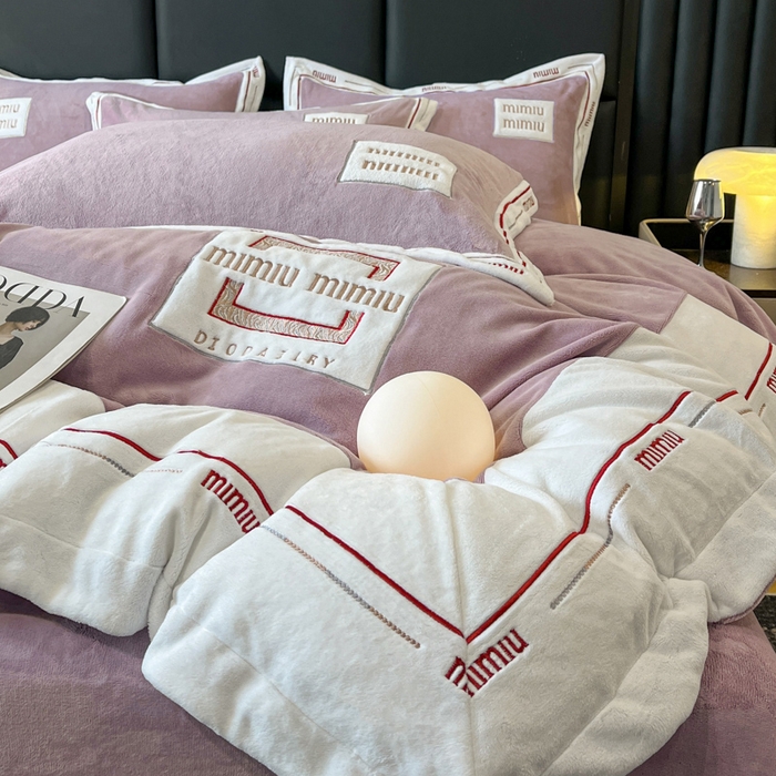 91家纺网 家纺一手货源 找家纺 苹果星家纺 2025新款无印良品风230克全消光牛奶绒大拼角压线刺绣四件套-塔莉 塔莉-紫