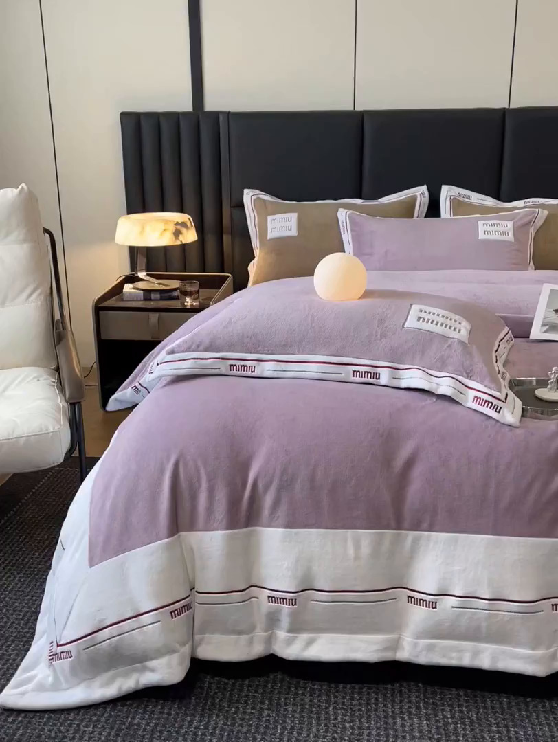 91家纺网 家纺一手货源 找家纺 苹果星家纺 2025新款无印良品风230克全消光牛奶绒大拼角压线刺绣四件套-塔莉 塔莉-紫