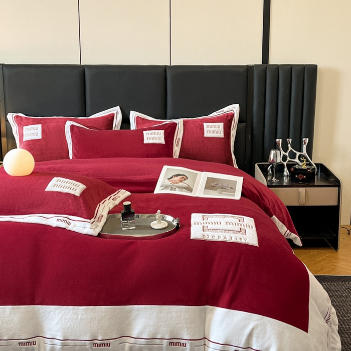 91家纺网 家纺一手货源 找家纺 苹果星家纺 2025新款无印良品风230克全消光牛奶绒大拼角压线刺绣四件套-塔莉 塔莉-酒红